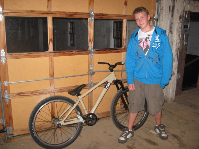 crappy back wheel, the rest of the bike is awesome though. even awesomer sweatshirt!