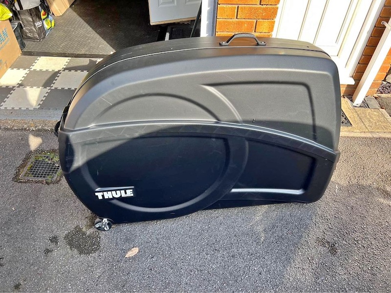 2022 Thule Roundtrip transition bike hard case and stand For Sale