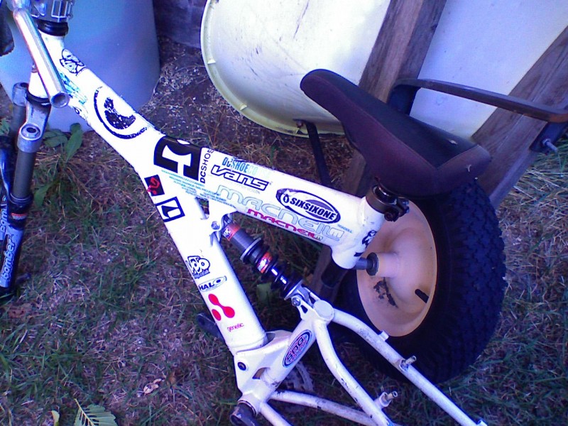 my soon to be snow bike!! 2003 bombers, vanilla rear, head skis, old trek frame!!