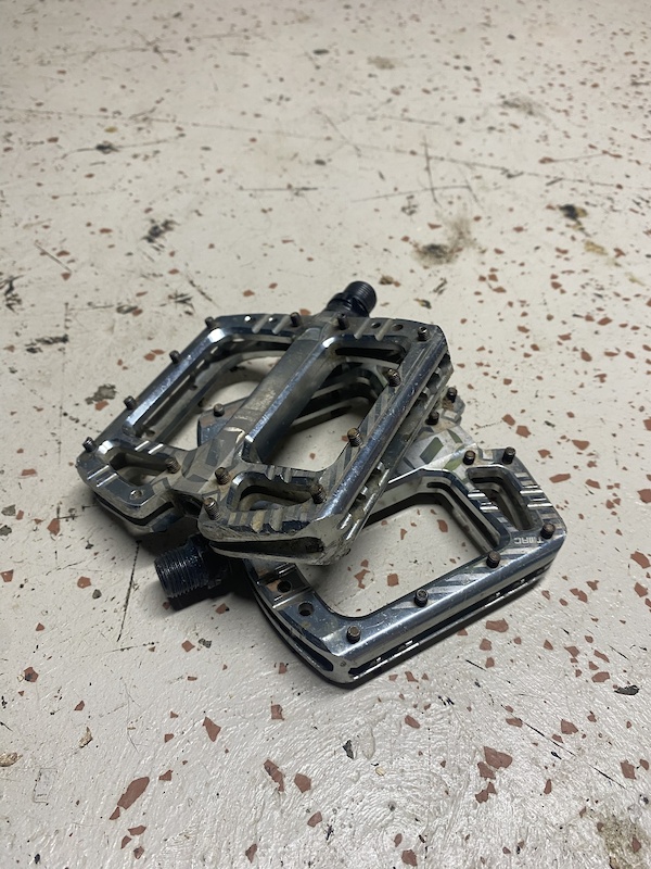 deity tmac flat pedals