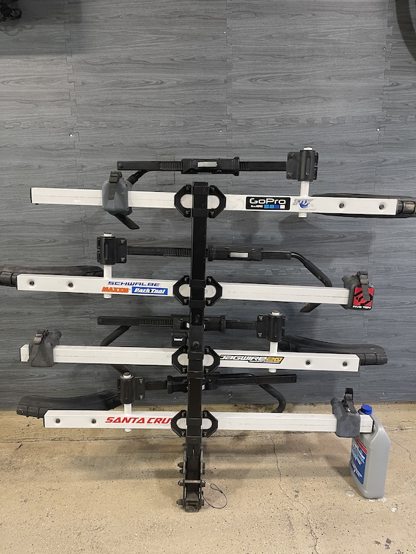 Thule T2 Classic 2” 4 bike rack For Sale