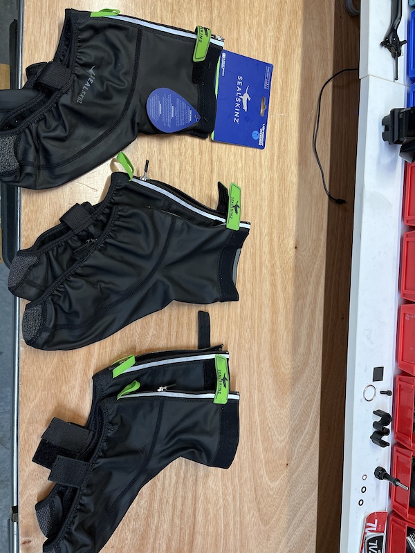 2020 Sealskinz weather proof shoe covers For Sale
