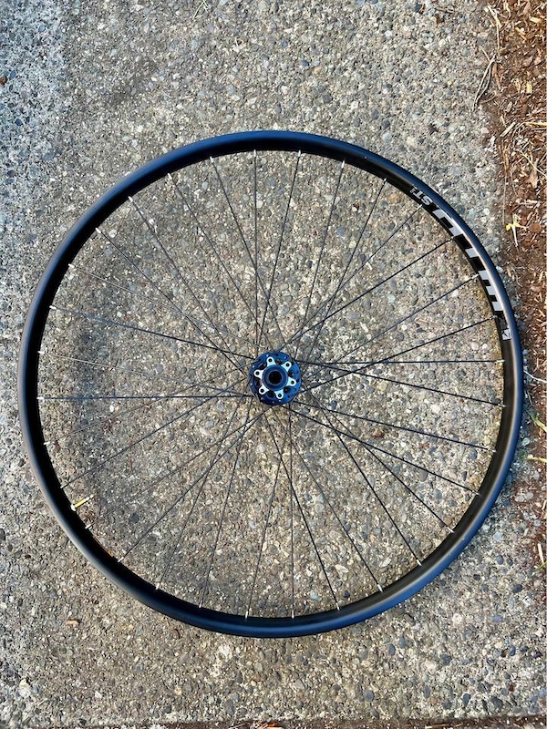 Jeu De Roues VTT 650b Boost - Jantes WTB - Moyeux Novatech - Rayons Sapim - Fait Main