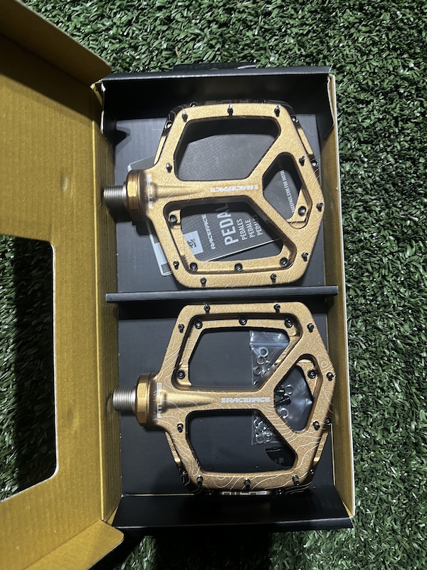 race face atlas orange pedals