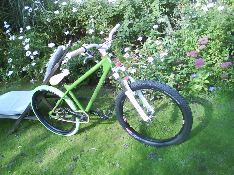 Atomlab gi frame, dmr comp rear wheel, deity bars+stem, green shadow conspiracy 2 chain, 4down seat, v8 pedals, Nc-17 cranks, green halo twin rail rear tyre, moto digger front tyre. any questions, just ask.