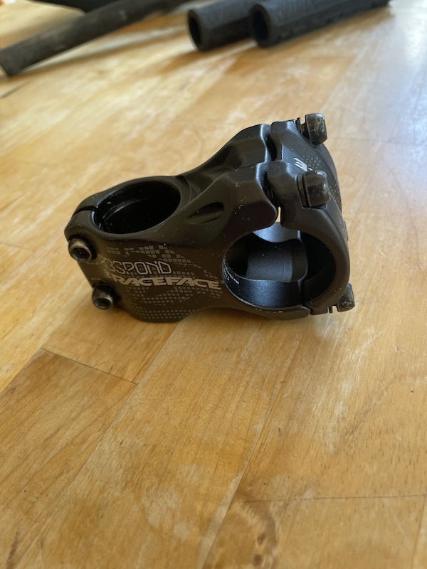 Race face respond stem outlet