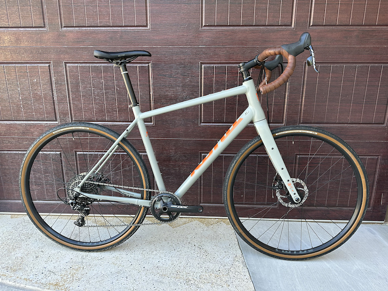 56cm gravel hot sale bike