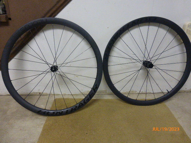 2023 Bontrager Aeolus Pro 37 TLR Disc Road Wheel For Sale