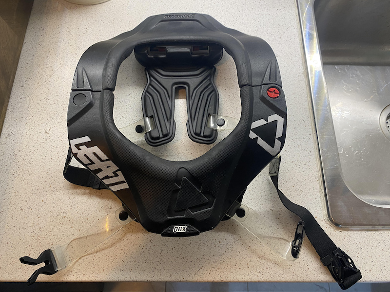 2021 LEATT DBX 5/5 neck brace . ADULT SIZE For Sale