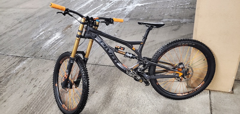2018 Pivot Phoenix, Medium, I9, Saint For Sale