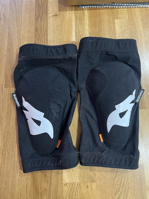 2023 Blue Grass SOLID D30 Knee Pads Large. For Sale