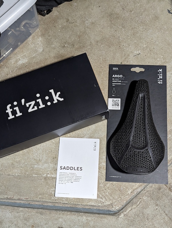 パーツ VENTO ARGO ADAPTIVE R1 140mm Fizik Vento Argo R1 Adaptive Saddle