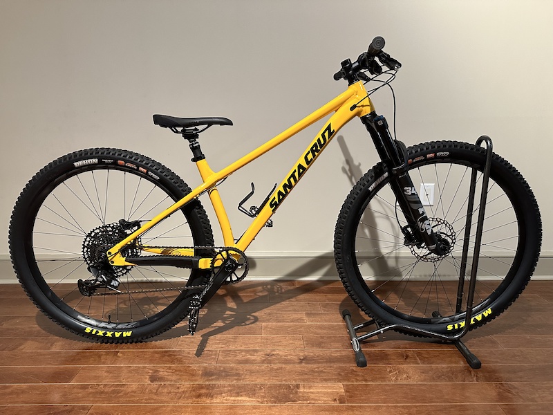 2022 Santa Cruz Chameleon Golden Yellow Medium For Sale