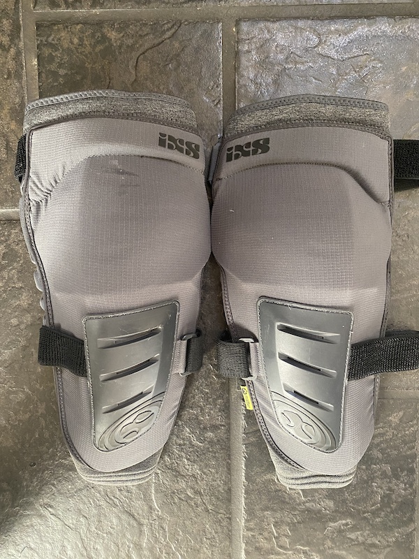 2019 IXS Trigger Knee Pad Medium For Sale