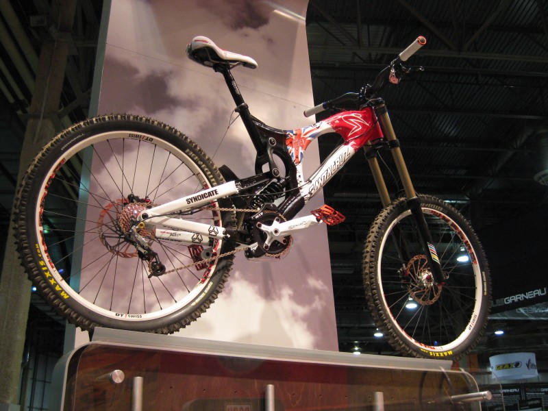 Interbike 2008 - Steve Peat's V10 on display at SRAM.
