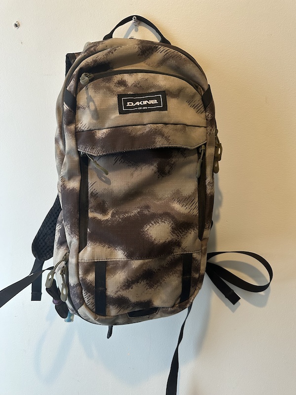 2023 Dakine 3 litre camelback For Sale