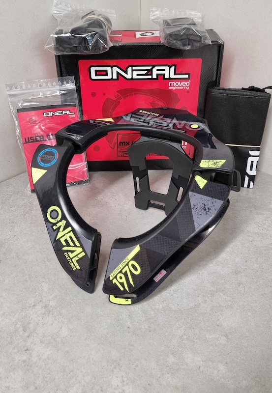 Helm Motorrad O'NEAL | Motocross-Protektor Nacken | MX MTB Mountainbike | 2 Zonen Zum Einstellen, 2 Vorderpolster, Front-Verschlussmechanismus | Tron Neckbrace Shocker | Erwachsene | Schwarz Weiß | One Size : Oneal Rückenprotektor Ski