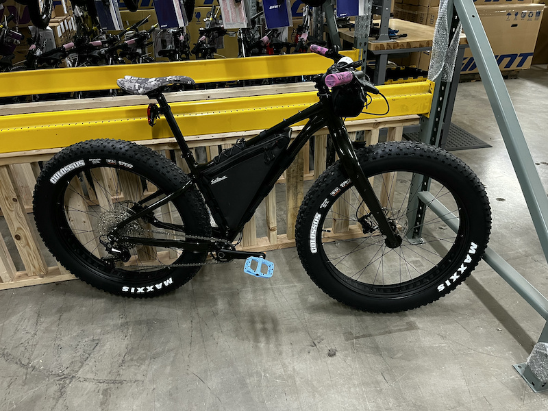 2022 Giant Yukon 2 Fat Bike - Medium - Amazing Deal!! For Sale