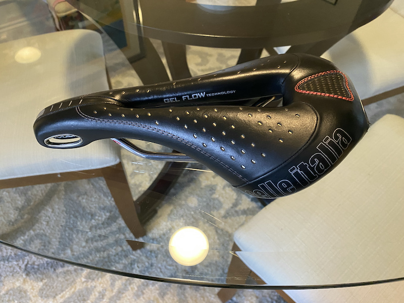 Selle Italia SPORT Gel Flow – Sattel für Stadtfahrräder, Trekkingräder, Citybikes, mit anatomischem Loch und Schiene aus FEC-Legierung – Größe S2, Schwarz