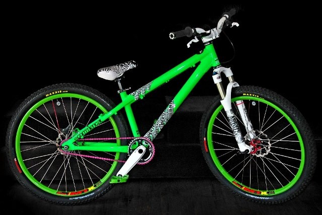 commencal maxmax frame team colour with pike coil 95mm, saint, kmc pink, mtx chrome, novatec 20&amp;10mm, 10mm x 20cm nobrand axle, holy-rollers, avid rotors, specialized lo-mag, fsa 36T, dx 18T, vitra seatpost, funn stem, truvativ bar, shimano non-series calipers + saint levers, odi s&amp;m grips, salsa seatclamp, deity swarn seat.