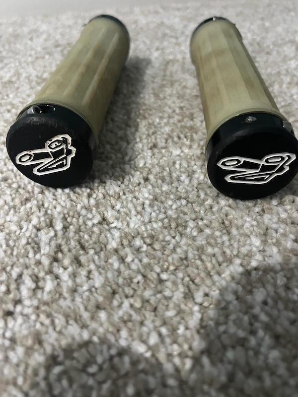 Renthal Traction Kevlar Lock on grips For Sale