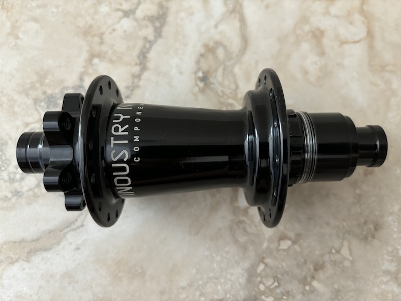 Industry Nine Hydra Classic Boost Moyeux arrière – Moyeu de roue de VTT à 32 trous de rayons – Turquoise – 6 boulons HG