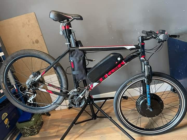 1000w 48v front wheel drive conversation. The battery is a 48 volt 15ah and the motor is a 1000 watt. It has paddle assist and a thumb trigger but no screen just 3 lights to show the battery level. It’s on a trek frame with disc brakes and 21 speed with under levels