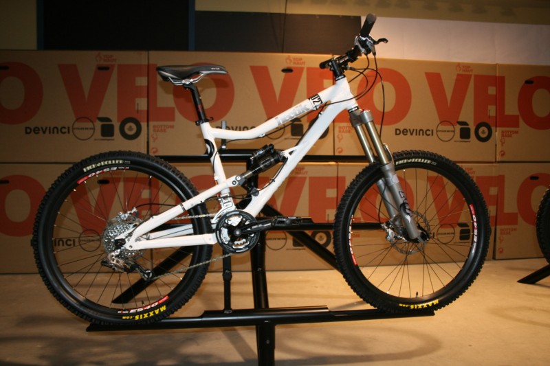 Bikes from the 2009 Devinci Line up - Hectik 2 drive side.