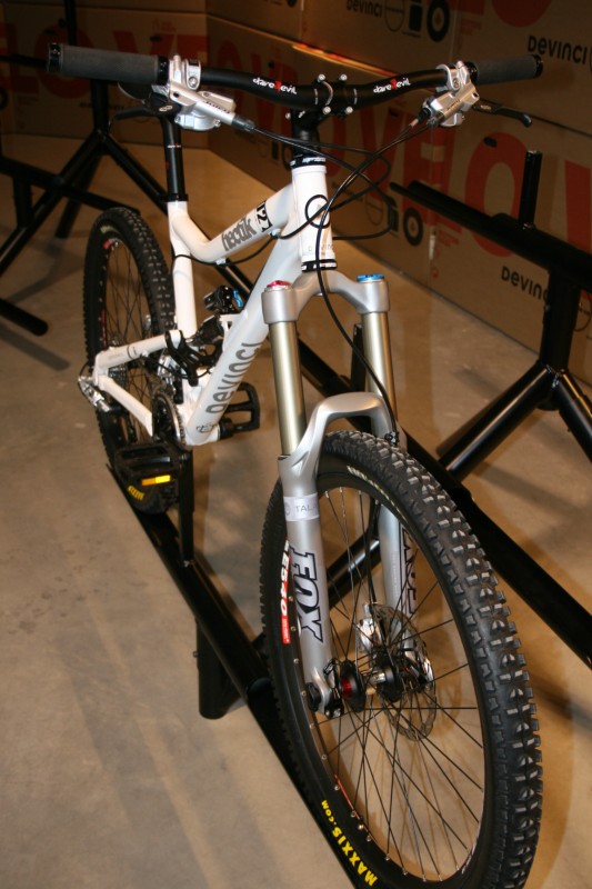 Bikes from the 2009 Devinci Line up - Front view of the Hectik 2