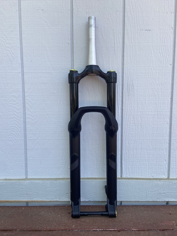 Dans les offres spéciales Fourche DVO SAPPHIRE D1 TRAVEL 29″ 140 mm Axe