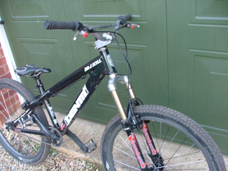 identiti dr j, weighs around 29 pounds, now has lighter saddle, and sunline bar and stem, and v12 mag pedals in blood red, and tioga yellow kirin tyres for freeride work