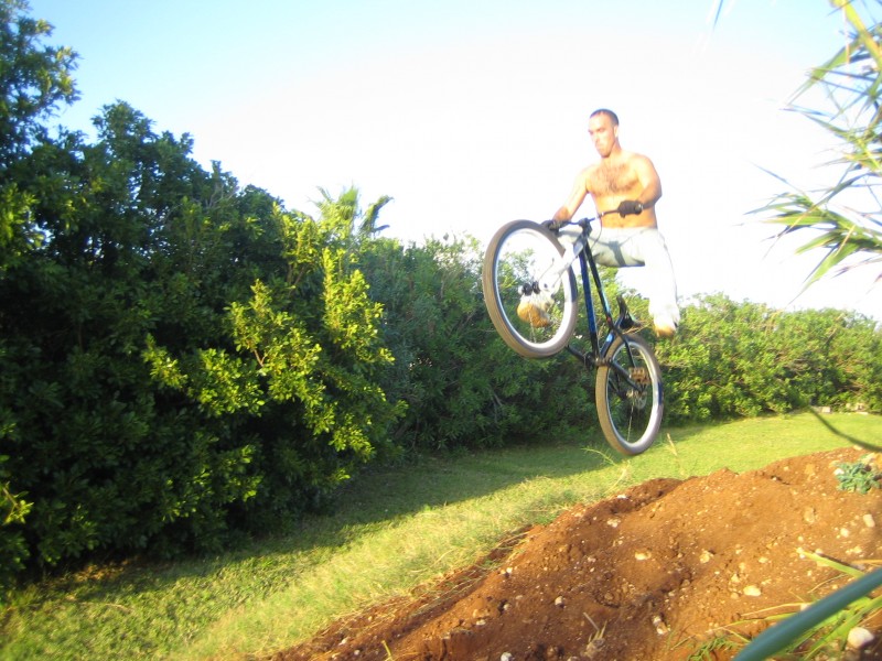 First No Footer! First day building and hitting a dirt jump in bermuda.