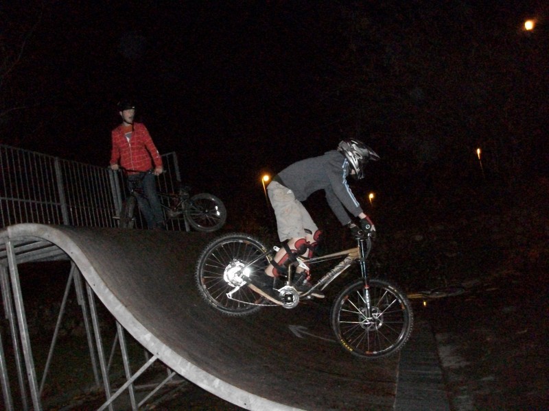 oh dear a dh bike in a skate park
