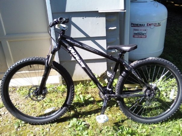 08 hardrock sport, with deity bars and stem, white platform pedals, im lookin to put on a white fork to complet the ride