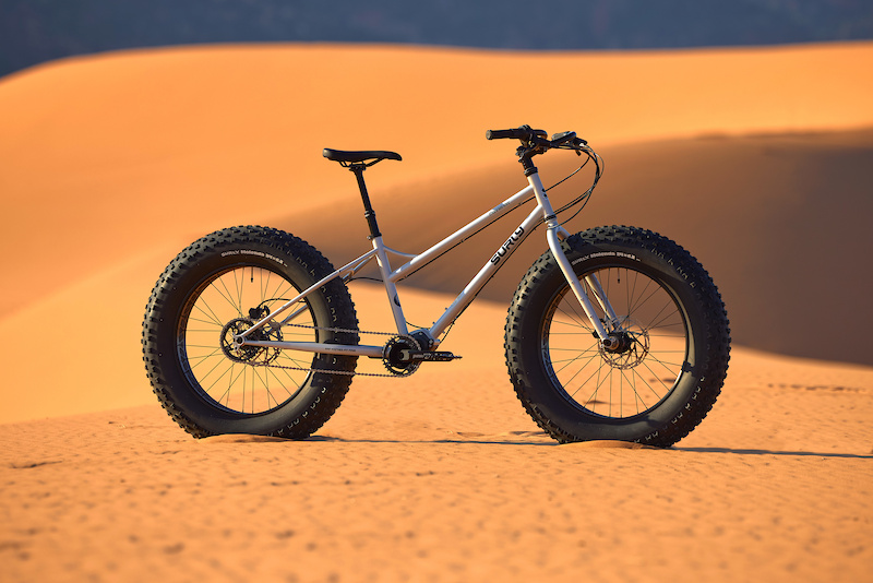 SURLY ファットバイク　moonlander First Look: The Surly Moonlander Has 562mm Chainstays & Can Take a