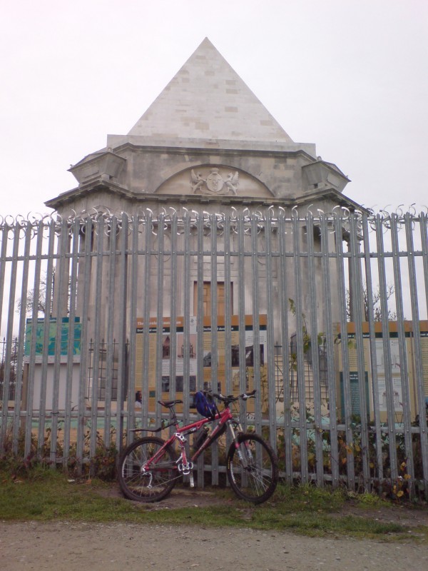 Darnley Mausoleum, shame abouth the fencing...