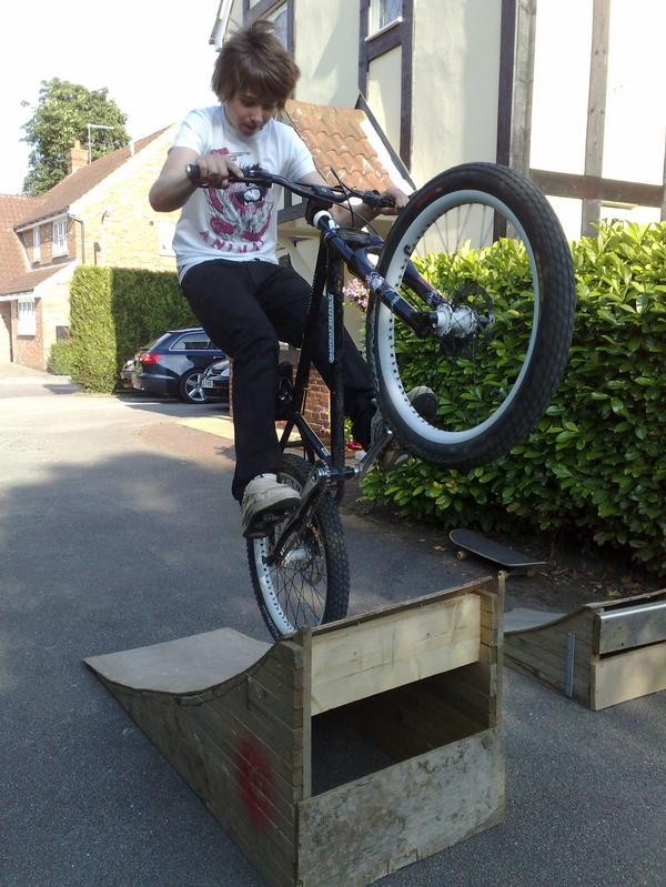 this is me doing a blunt on one of my ramps althugh i look like a prick here lol