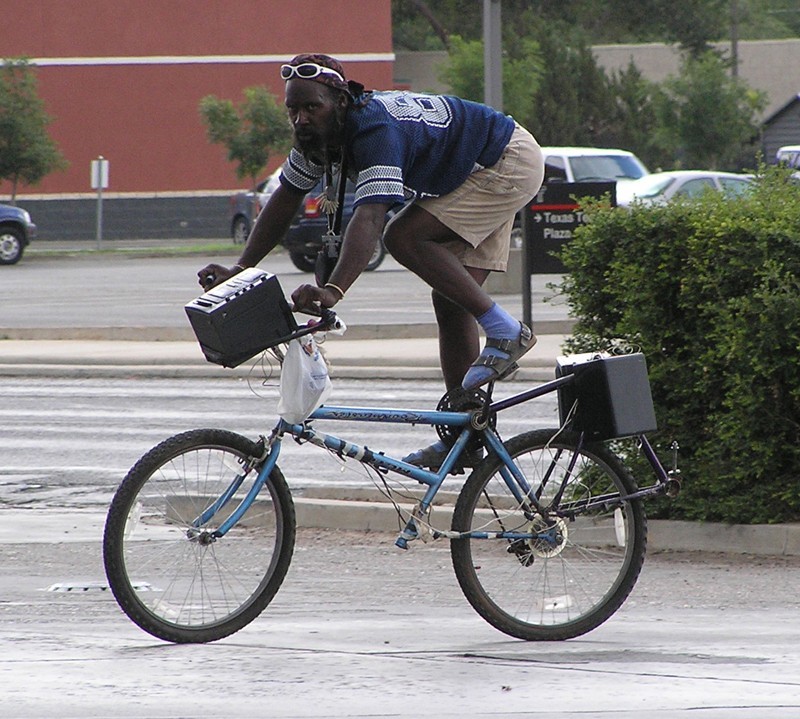 la nueva moda pa montar bicicleta,con el marco al reves jaja