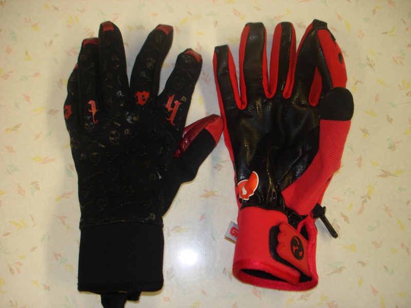 Burton Piste-off love N hate glove(count the fingers !)