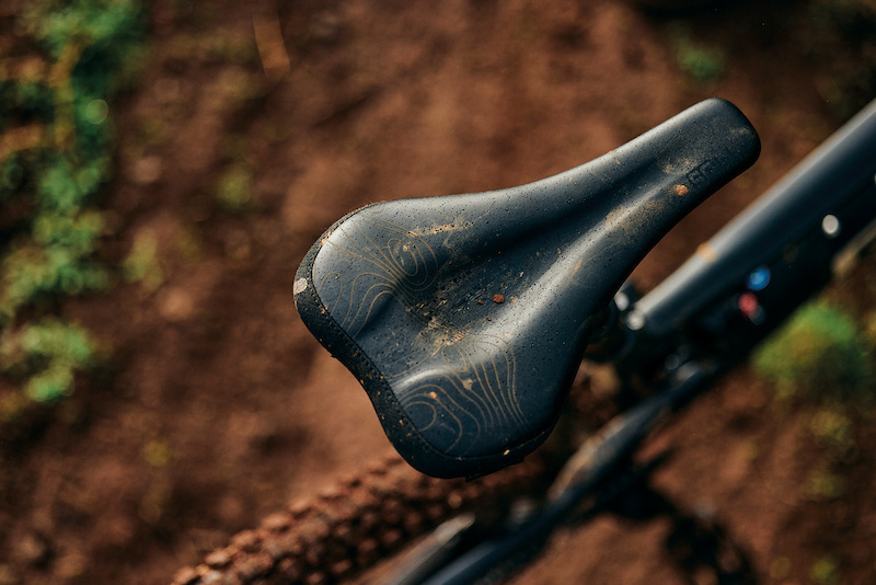 Selle Astute Skylite VT Carbon - 168g - Motif Camouflage/Orange - Pour VTT, Route, Cyclocross