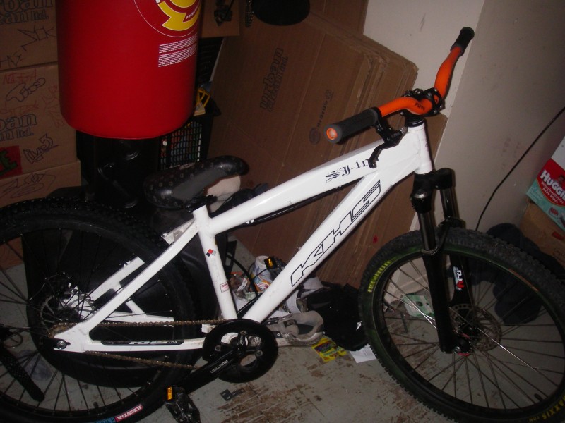 my new bike .. i have new white plastic pedals, juicy 7, and a white chain just havent put them on yet