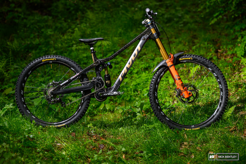Bike Check: Roger Vieira's Pivot Phoenix - 2025 Bielsko-Biała DH