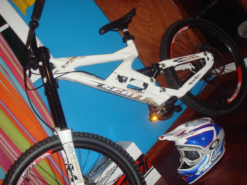 My new bike to 2009, Scott Gambler 2008 and TLD D2 Crow 2009 and change the pedals to Sunline v3:)