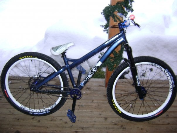 this is tyler gisby's new bike, he can't work pinkbike so i uploaded it
