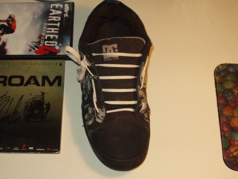 its a way ive found on the internet to lace your shoe so it doesnt get snagged in you chain ring . Its really effective but hard to tight

yes i know my Roam has stuff written on it, its ryan leech's signature (i was watching roam when taking this pic)