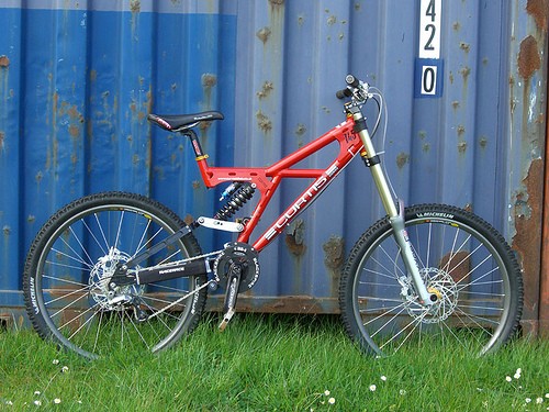 A curtis thumpercross 2005/6, these have the same swing arm as my team saracen rush (: 
risse racing tech