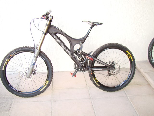 Almost new Santa cruz v-10 dor sale look specs on buysell on dh bikes! a bargain!