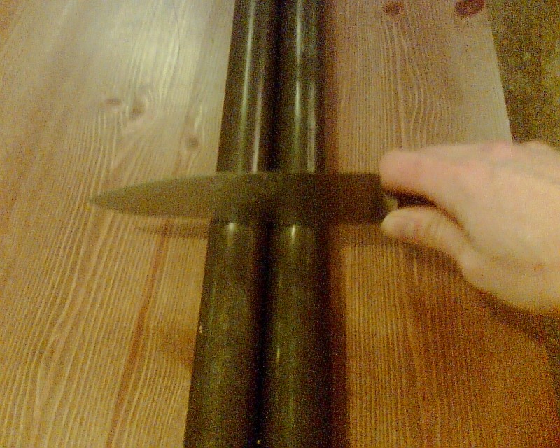 2) i'm using a straight steel edge to scrape 2 shiny lines along the tubes - a steel ruler works well, but i'm using a big knife in honour of Eugene (BungedUP).
later, i'll be calling these lines 'keel lines'