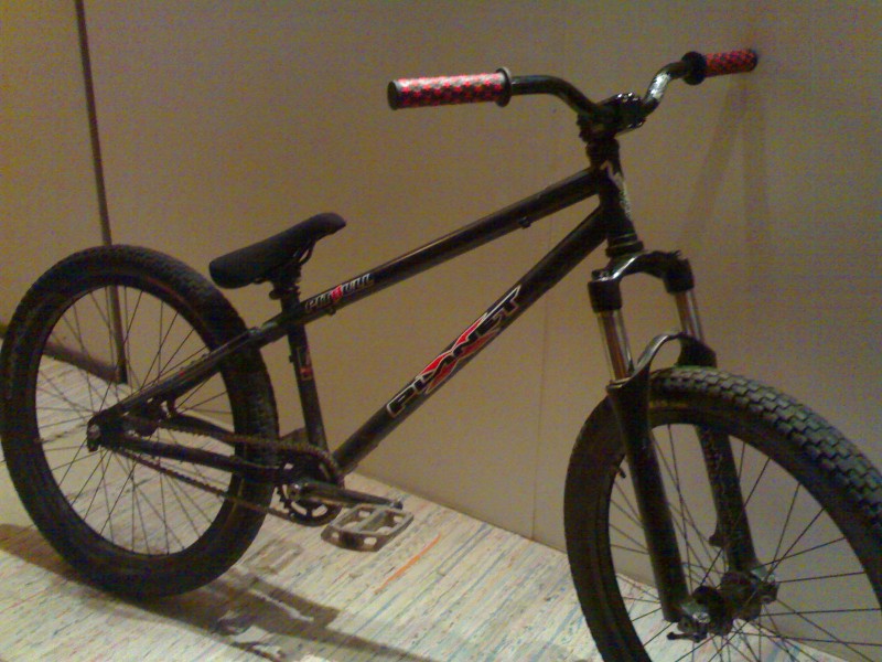 new sprocket,seat,bar,grips,cranks,pedals...
(sorry for the bad quality)