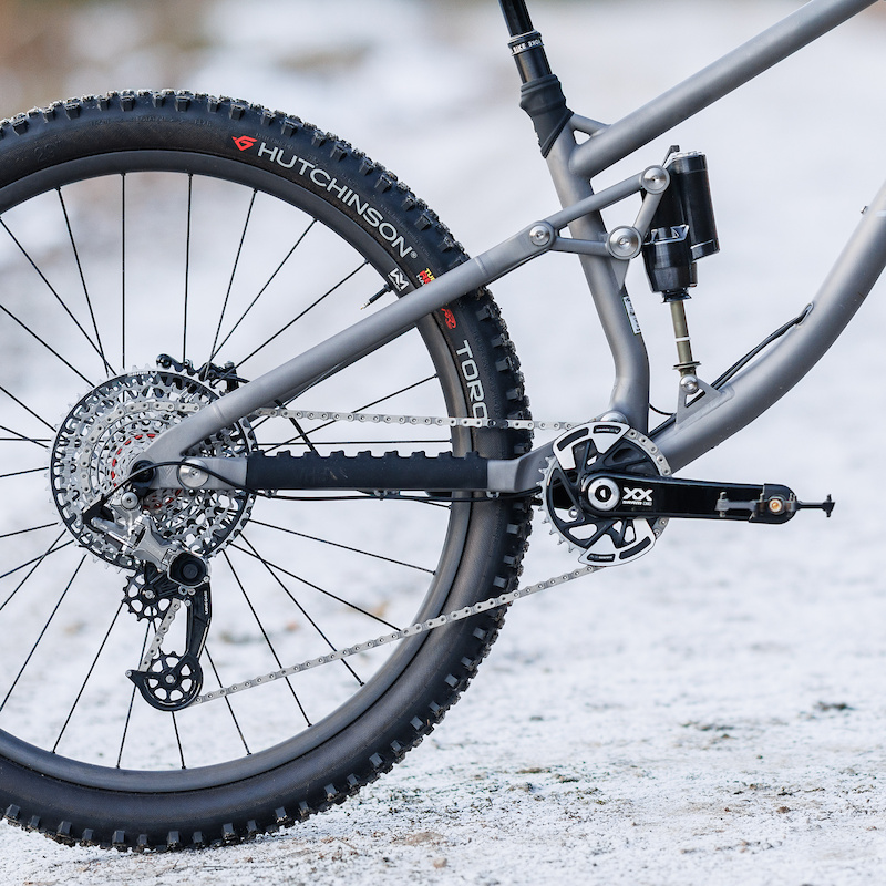 My new Velouria Cycles Even Flow. I set out to build a high-end cable-actuated drivetrain centered around the Madrone Jab derailleur. Cassette chain and cranks are SRAM XX paired with a SRAM XX1 trigger. For chainstay protection I used the VHS V3.